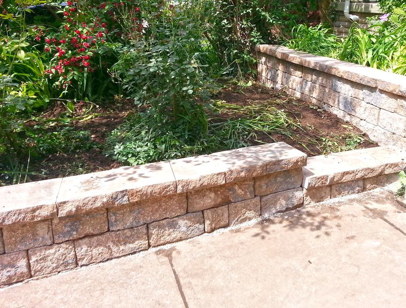 Small block garden wall with capstones